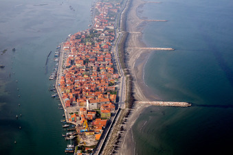 Schrägluftbild von Siedlungsgebiet im Ortsteil Pellestrina in Venedig in Venetien, Italien
