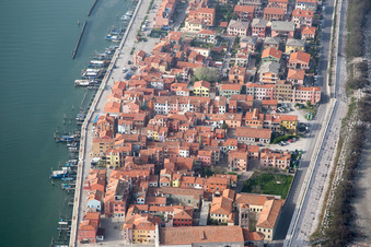 Siedlungsgebiet im Ortsteil Pellestrina in Venedig in Venetien, Italien von oben