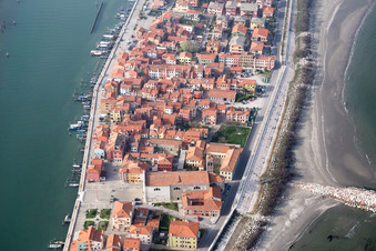 Siedlungsgebiet im Ortsteil Pellestrina in Venedig in Venetien, Italien aus der Luft