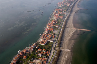 Drohnenaufname von Siedlungsgebiet im Ortsteil Pellestrina in Venedig in Venetien, Italien