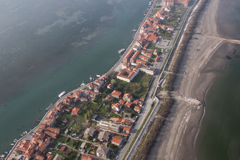 Drohnenbild von Siedlungsgebiet im Ortsteil Pellestrina in Venedig in Venetien, Italien