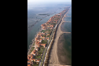 Siedlungsgebiet im Ortsteil Pellestrina in Venedig in Venetien, Italien von der Drohne aus gesehen