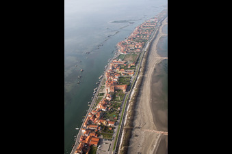 Luftbild von Siedlungsgebiet im Ortsteil Pellestrina in Venedig in Venetien, Italien