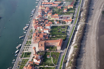 Luftaufnahme von Siedlungsgebiet im Ortsteil Pellestrina in Venedig in Venetien, Italien