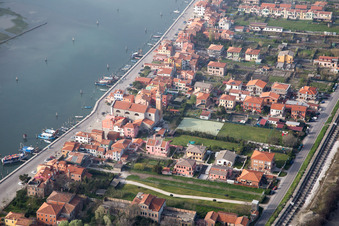Luftbild von Ortsansicht an der Meeres-Küste Mittelmeer in San Vito in Veneto im Bundesland Venetien, Italien