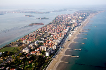 Wohnhaus- Bebauung auf der Halbinsel Lido von Venedig im Ortsteil Lido-Pellestrina in Lido in Veneto im Bundesland Metropolitanstadt Venedig, Italien