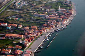 Wasseroberfläche an der Meeres- Küste Mittelmeer in Chioggia in Veneto im Bundesland Metropolitanstadt Venedig, Italien