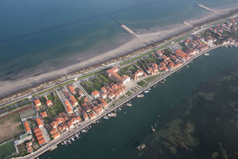 Ortsansicht an der Meeres-Küste Mittelmeer in San Vito in Veneto in Venedig im Bundesland Metropolitanstadt Venedig, Italien
