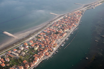 Ortsansicht an der Meeres-Küste Mittelmeer in San Vito in Veneto im Bundesland Venetien, Italien von oben
