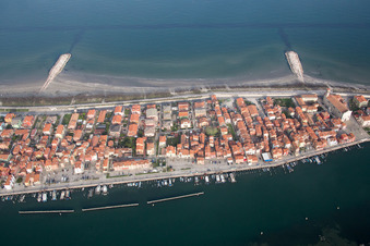 Ortsansicht an der Meeres-Küste Mittelmeer in San Vito in Veneto im Bundesland Venetien, Italien von oben gesehen
