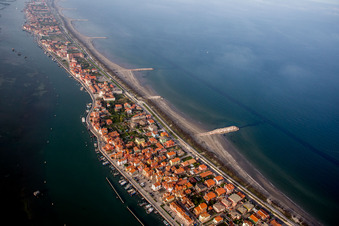 Ortsansicht an der Meeres-Küste Mittelmeer in San Vito in Veneto in Venedig im Bundesland Metropolitanstadt Venedig, Italien von oben