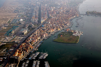 Luftbild von Wasseroberfläche an der Meeres- Küste Mittelmeer in Chioggia in Veneto im Bundesland Metropolitanstadt Venedig, Italien