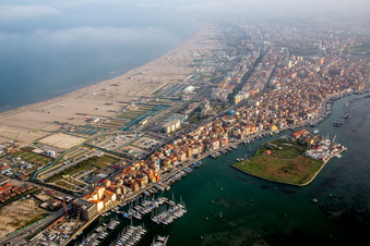 Luftaufnahme von Wasseroberfläche an der Meeres- Küste Mittelmeer in Chioggia in Veneto im Bundesland Metropolitanstadt Venedig, Italien