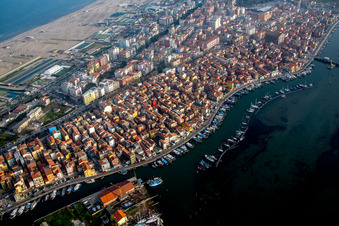 Hafenanlagen an der Meeres- Küste der Lagune von Venedig im Ortsteil Sottomarina in Chioggia in Veneto im Bundesland Metropolitanstadt Venedig, Italien