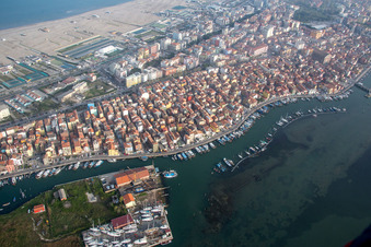 Chioggia im Bundesland Metropolitanstadt Venedig, Italien vom Flugzeug aus