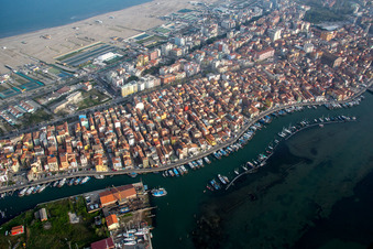 Chioggia im Bundesland Metropolitanstadt Venedig, Italien aus der Vogelperspektive