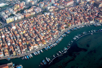Luftbild von Hafenanlagen an der Meeres- Küste der Lagune von Venedig im Ortsteil Sottomarina in Chioggia in Veneto im Bundesland Metropolitanstadt Venedig, Italien