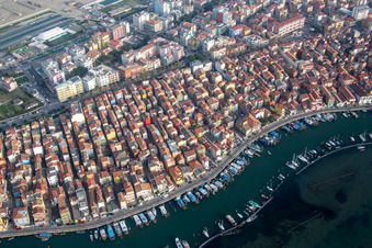Chioggia im Bundesland Metropolitanstadt Venedig, Italien aus der Drohnenperspektive
