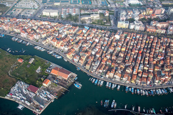 Chioggia im Bundesland Metropolitanstadt Venedig, Italien von der Drohne aus gesehen