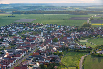 Luftbild von Dorf - Ansicht am Rande von landwirtschaftlichen Feldern und Nutzflächen in Grettstadt im Bundesland Bayern, Deutschland