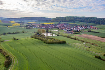 Hofsee von Osten im Ortsteil Geusfeld in Rauhenebrach im Bundesland Bayern, Deutschland