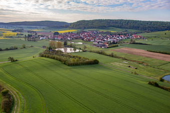 Luftbild von Hofsee von Osten im Ortsteil Geusfeld in Rauhenebrach im Bundesland Bayern, Deutschland
