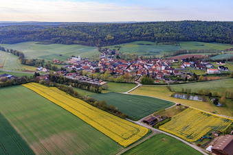 Dorfansicht an der Rauhe Ebrach aus Norden im Ortsteil Wustviel in Rauhenebrach im Bundesland Bayern, Deutschland