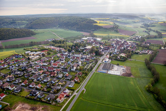 Ortsansicht der Straßen und Häuser der Wohngebiete im Ortsteil Untersteinbach in Rauhenebrach im Bundesland Bayern, Deutschland