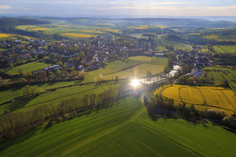 Dorfansicht an der Rauhe Ebrach aus Westen im Ortsteil Schönbrunn in  Steigerwald in Schönbrunn im Steigerwald im Bundesland Bayern, Deutschland