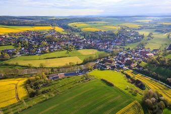 Dorfansicht an der Rauhe Ebrach aus Südwesten im Ortsteil Schönbrunn in  Steigerwald in Schönbrunn im Steigerwald im Bundesland Bayern, Deutschland