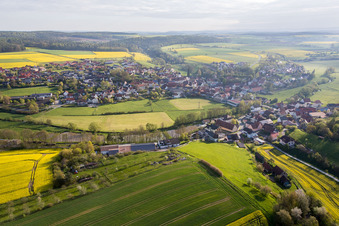 Dorf - Ansicht am Rande von landwirtschaftlichen Feldern und Nutzflächen in Schönbrunn im Steigerwald im Ortsteil Schönbrunn in  Steigerwald im Bundesland Bayern, Deutschland