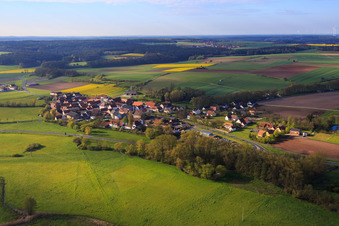 Dorfansicht aus Nordwesten im Ortsteil Unterneuses in Burgebrach im Bundesland Bayern, Deutschland