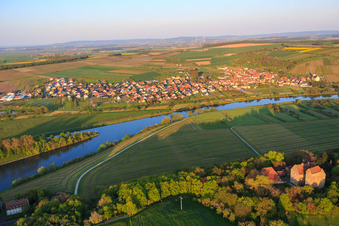 Schrägluftbild von Schloss Klingenberg in Wipfeld im Bundesland Bayern, Deutschland