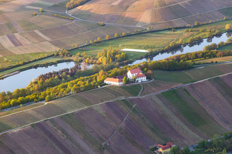 Luftaufnahme von Vogelsburg im Ortsteil Escherndorf in Volkach im Bundesland Bayern, Deutschland