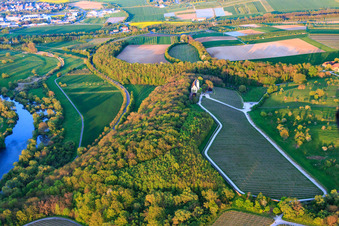 Luftbild von Schloss Hallburg Vinothek an der Mainschleife in Volkach im Bundesland Bayern, Deutschland