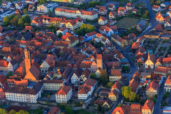 Altstadt mit St. Bartholomäus und Diebenturm in Volkach im Bundesland Bayern, Deutschland
