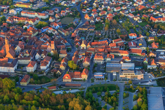 Luftbild von Altstadt mit St. Bartholomäus und Diebenturm in Volkach im Bundesland Bayern, Deutschland