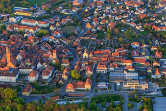 Luftaufnahme von Altstadt mit St. Bartholomäus und Diebenturm in Volkach im Bundesland Bayern, Deutschland