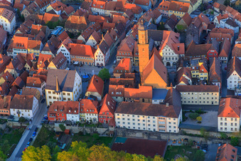 Altstadt mit Marktplatz, Rathaus und St. Bartholomäus in Volkach im Bundesland Bayern, Deutschland