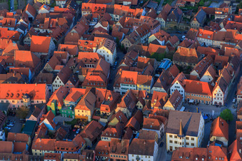 Altstadt mit Marktplatz, Rathaus und Spitalgasse in Volkach im Bundesland Bayern, Deutschland