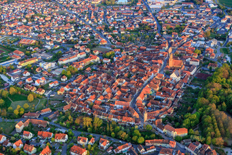 Historische Altstadt aus Nordwesten in Volkach im Bundesland Bayern, Deutschland