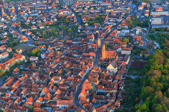 Schrägluftbild von Historische Altstadt aus Nordwesten in Volkach im Bundesland Bayern, Deutschland
