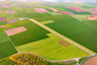 Landebahn des Privat-Flugplatz Kolitzheim-Herleshof im Bundesland Bayern, Deutschland