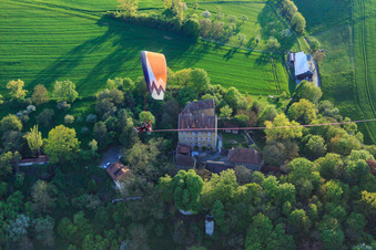 Schloss Klingenberg mit Paragleiter in Wipfeld im Bundesland Bayern, Deutschland