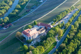 Luftbild von Weinbergs- Landschaft Mainhang an der Vogelsburg und Kirche Mariä Schutz Marker im Ortsteil Escherndorf in Volkach im Bundesland Bayern, Deutschland