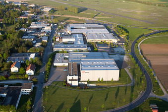 Luftbild von Gewerbegebiet und Firmenansiedlung Flugplatzstraße im Ortsteil Etwashausen in Kitzingen im Bundesland Bayern, Deutschland