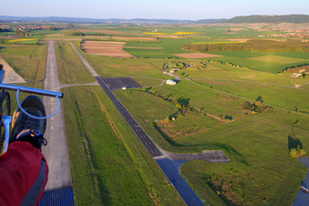 Runway des Flugplatz Kitzingen - EDGY im Ortsteil Hoheim im Bundesland Bayern, Deutschland