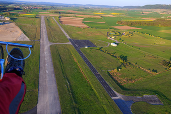 Luftbild von Runway des Flugplatz Kitzingen - EDGY im Ortsteil Hoheim im Bundesland Bayern, Deutschland