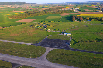 Luftaufnahme von Runway des Flugplatz Kitzingen - EDGY im Ortsteil Hoheim im Bundesland Bayern, Deutschland