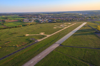 Schrägluftbild von Runway des Flugplatz Kitzingen - EDGY im Ortsteil Hoheim im Bundesland Bayern, Deutschland